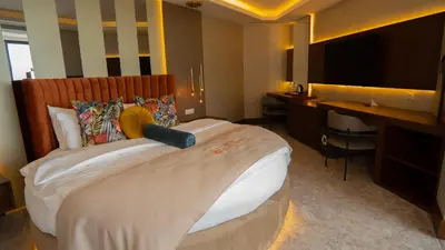a hotel room with a large bed and a desk at Motel Heksapolis in Tavşancıl