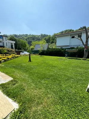 a yard with green grass and a house at Sapanca Villa Dereiçi in Sapanca