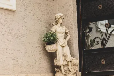 a statue of a woman holding a plant on a wall at Doğanın Kalbindeki Eviniz-6 Kişi in Gemlik