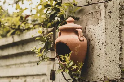 a clay vase is attached to a wall at Doğanın Kalbindeki Eviniz-6 Kişi in Gemlik
