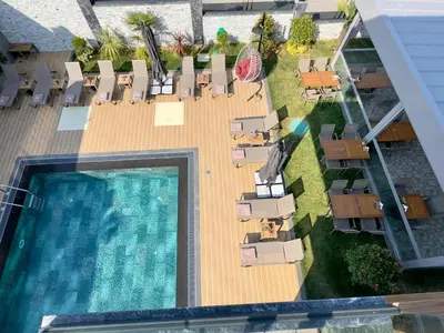 an overhead view of a swimming pool and patio furniture at La Miel Şile in Sile