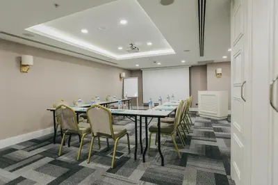 a conference room with a long table and chairs at Mia Berre Hotels in Istanbul