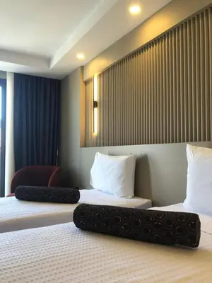 two beds in a hotel room with two beds sidx sidx sidx at Grand İska Palace in Istanbul