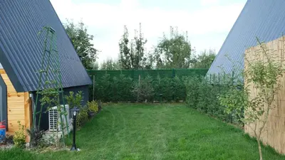 a backyard with a fence and a garden at Teona Kartepe Bungalov in Kartepe