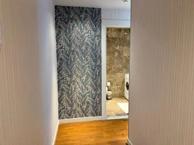 a hallway with a bathroom with a toilet and a mirror at konforun adresi in Istanbul