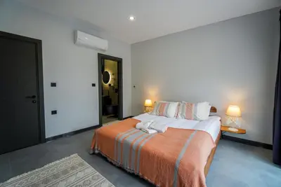 a bedroom with a large bed with two pillows at Vital Home Sapanca Isıtmalı Havuzlu Villa&Bungalov in Sapanca