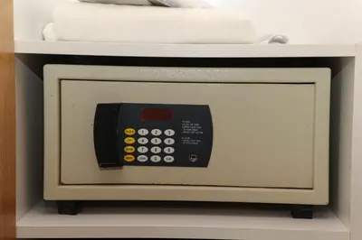 a microwave oven sitting on top of a shelf at Gardenmode Airport Hotel in Taşoluk