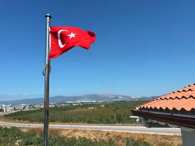 a flag on a pole next to a road at Doğanın Kalbindeki Eviniz-7 Kişi in Gemlik