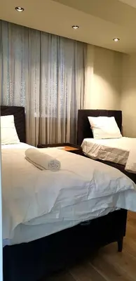 two beds sitting next to each other in a bedroom at فلل التن تاج ALTINTAC villalari in Sapanca
