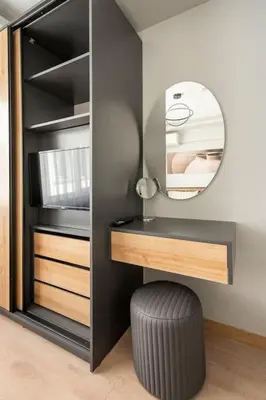 a mirror and a stool in a room at Tomtom HOUSE Centre Location in Istanbul