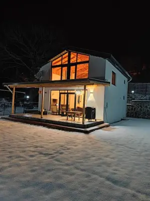 a small house is lit up at night at Eviniz rahatlığında, eşsiz doğa manzaralı dağ evi in Gölcük