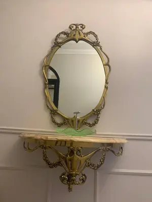 a mirror sitting on top of a table at Balat Tarihin içinden Pink Home 1 in Istanbul