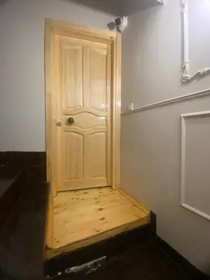 a wooden door in the corner of a room at Balat Tarih dokulu Pink Home 2 in Istanbul