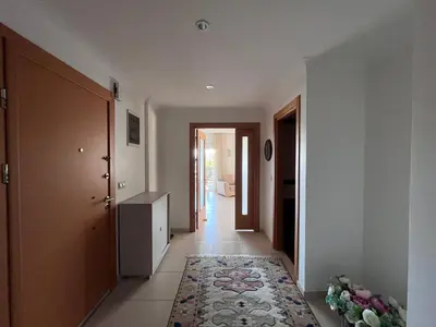 a hallway with a door and a rug on the floor at Aktaş Gümüşyaka Villaları in Silivri