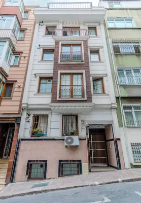 a tall building with windows on a city street at Fatih'te yeni 3 odalı Daire No 1 in Istanbul