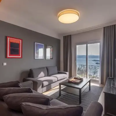 Hip Waterfront Apt with a Striking View