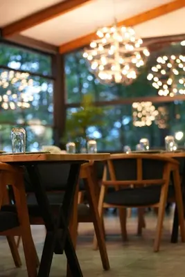 a wooden table with chairs and a chandelier at Saklı Vadi Tiny House in Masukiye
