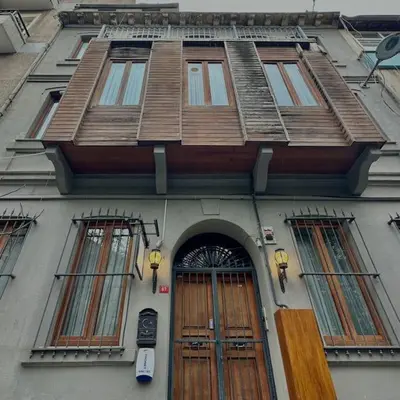 a building with wooden doors and an arched doorway at Beyoğlu'nda dubleks tarihi daire in Istanbul