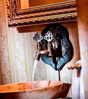a faucet pouring water into a bowl in a mirror at Anemon Bursa Gönlüferah Termal&Spa Otel in Bursa