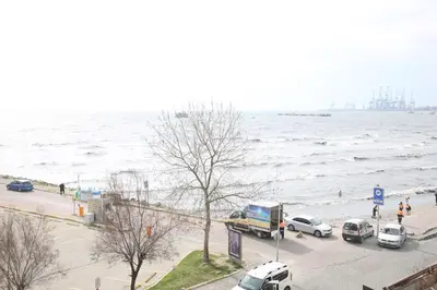 a group of cars parked next to the ocean at Asım ve nurhan kocabıyık öğretmenevi in Avcılar