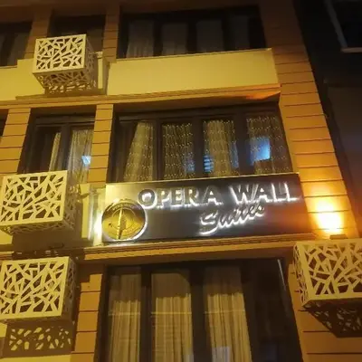 opera wall suite