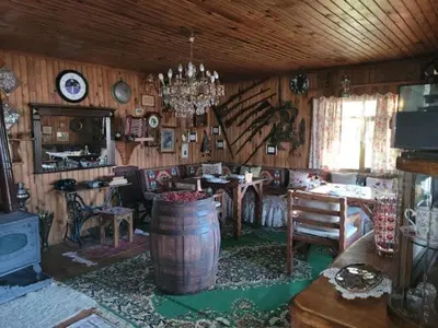 a living room with a barrel and a chandelier at Serbesler Botanik, No 2 Mini House in Sakarya