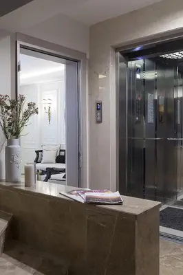 a lobby with a glass shower and a table at Perla Galata Hotel in Istanbul