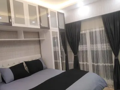 a bedroom with a bed and a window at ميدوكليه بشاك شهير 1 in Istanbul