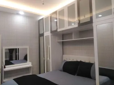 a bedroom with a bed and a mirror at ميدوكليه بشاك شهير 1 in Istanbul
