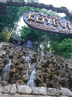 a sign that reads reptilian park with a waterfall at Köyevi Teras Bungolov in Kartepe