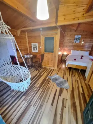 a room with a hammock in a log cabin at Çakıl Restoran ve Bungolov in Silivri