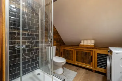 a bathroom with a toilet and a glass shower at Uludağ Tatil Evleri & Villa Seyir in Yigitali