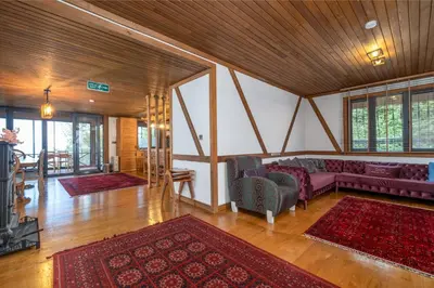 a living room with couches and rugs at Uludağ Tatil Evleri & Villa Seyir in Yigitali