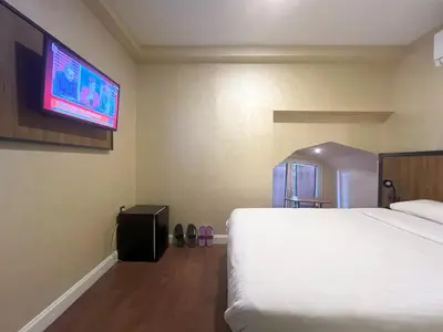 a bedroom with a bed and a tv on the wall at Valens Butik in Istanbul