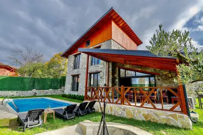 Gallery image of Sakarya Sapanca Kuruçeşme de 3 Oda 1 Salon Özel Havuzlu - Şömineli 6 Kişilik Taş Ev -SPN-3670 in Sapanca