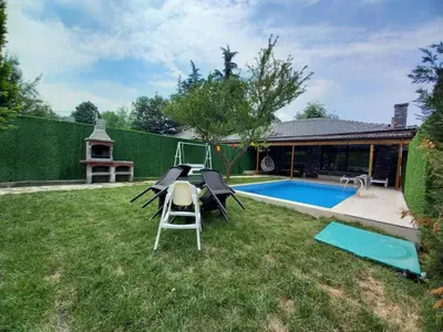 a backyard with a table and chairs and a pool at Sakarya Sapanca da Özel Havuzlu , Ailelere Özel Villalar in Sapanca