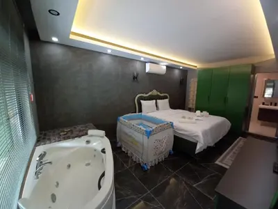 a bathroom with a tub and a bed and a bath tub at Sakarya Sapanca da Özel Havuzlu , Ailelere Özel Villalar in Sapanca