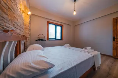a bedroom with two beds and a window at Kartepe Maşukiye de 2 oda1 salon Özel Havuzlu - Şömineli -Muhafazakar 5 Kişilik Bungalov in Korfez