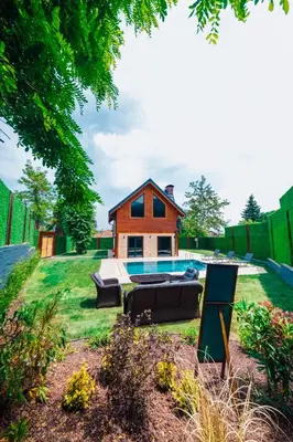 a house with a swimming pool in the yard at Kartepe Maşukiye de 2 oda1 salon Özel Havuzlu - Şömineli -Muhafazakar 5 Kişilik Bungalov in Korfez