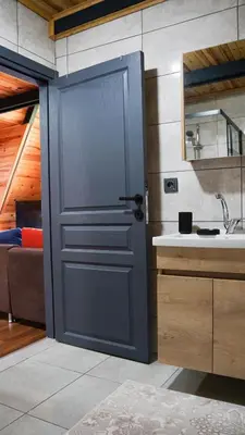 a blue door in a kitchen with a sink and a bed at Hilltop Bungalov Sapanca 1 in Sapanca