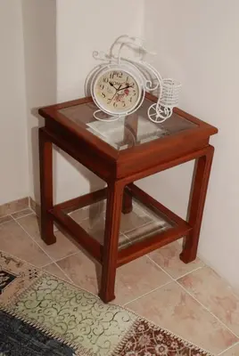 a small table with a clock on top of it at Mavi Inci Park Otel in Erdek