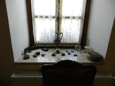 a window with a bunch of items on a table at Aslibey Konaği - Adults Only in Sapanca
