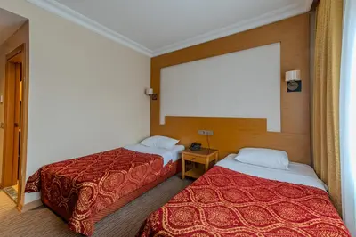 two beds in a hotel room with at Mekanhan Hotel in Gebze