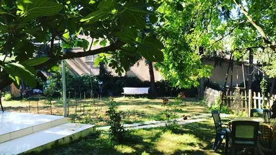 a garden with a bench in the yard at Polonezköy butik bahçeli ev in Beykoz
