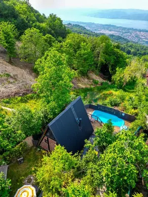 an overhead view of a house with a swimming pool at sapancakelebekvadibungalov in Sapanca