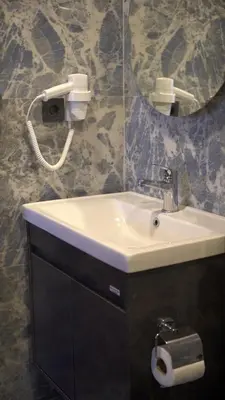 a bathroom with a sink and a mirror at Hmz Premium Konaklama Çekmeköy in Çekmeköy