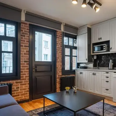 Cozy Urban 1BR Nest with Balcony Charm