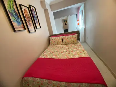 a small bedroom with a bed with a red blanket at Kadıköy ün Kalbinde Tarihi Rahat Sessiz Daire in Istanbul