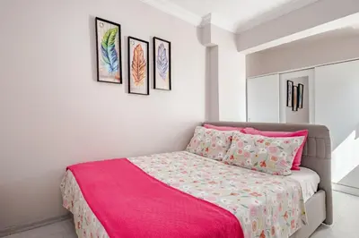 a bedroom with a bed with a pink blanket at Kadıköy ün Kalbinde Tarihi Rahat Sessiz Daire in Istanbul