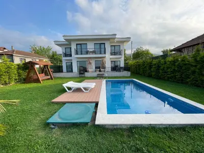 a house with a swimming pool in the yard at Sakarya Sapanca Ünlüce de 5 oda 1 salon Özel Havuzlu Lux 10 kişilik Tatil Villası in Sapanca